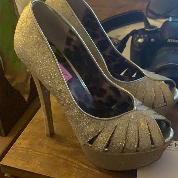Gold Glitter Betsy Johnson Retro Platforms Size 7 - Picture 2 of 7